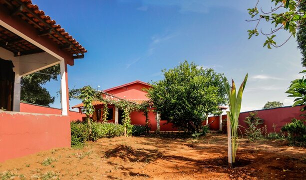 Casa colonial estilo colonial típica construção de cidade pequena do interior de Goiás Brasil. Fotografia panorâmica. Colonial house. Modern house and sky. Pastel vintage colors, rural concept.