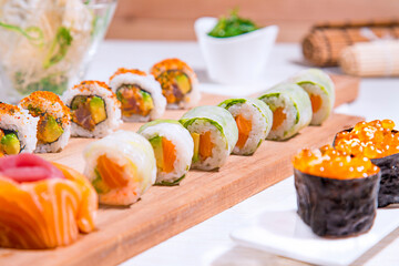 bandeja de sushi con salmón, atún, aguacate, goma wakame, huevas de pescado