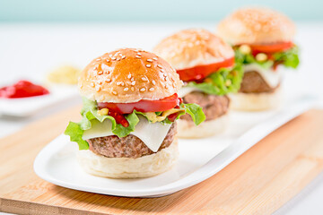 miniburguers de ternera, queso, tomate y lechuga