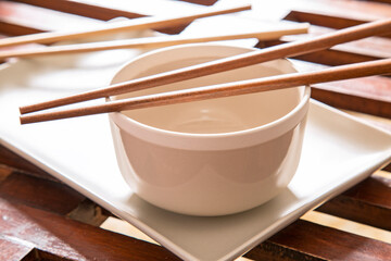 plato con palillos chinos y bandeja de ceramica blanca