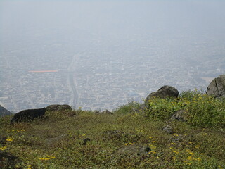 Ciudad vista desde cima de montaña