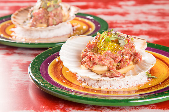 tartar de lomo alto de ternera con vieiras y perlas de aceite de oliva virgen extra