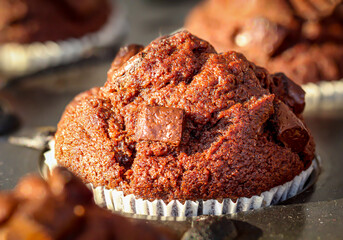 Süße Schokoladen Cupcake in einem Backblech speziell für Cupcakes