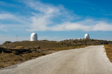Carretera hacia las cúpulas o domos de observatorio astronómico