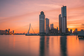Rotterdamse skyline bij zonsopgang.