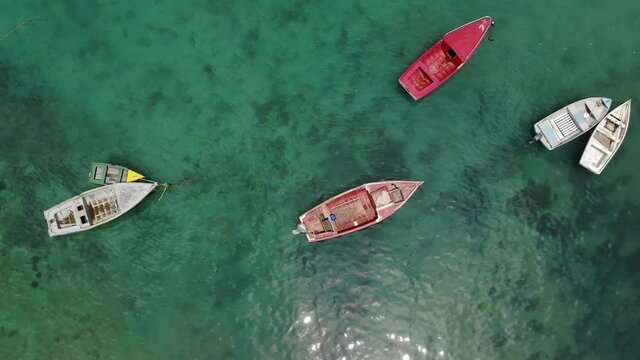 Plan drone des bateaux de p&egrave;che du port de Boa Vista au Cap Vert.