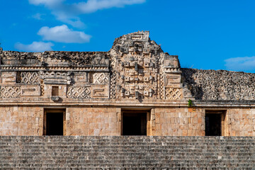 Estructuras con bajorrelieves en zona arqueológica, ciudad maya de Uxmal, Yucatán, México