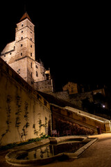Fototapeta na wymiar Balade en ville de nuit, vue sur un magnifique bassin et clocher en arrière plan