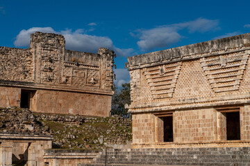 Estructuras en zona arqueológica, ciudad maya de Uxmal, Yucatán, México