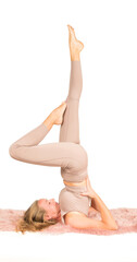 Fototapeta na wymiar Blonde Frau macht Yoga Übungen zur Entspannung und Meditation