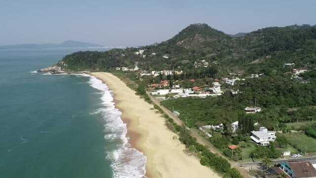 Vista a&eacute;rea da praia do Estaleiro, em Balne&aacute;rio Cambori&uacute;