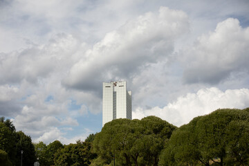 Obraz premium Cityscape. Park and high-rise building.