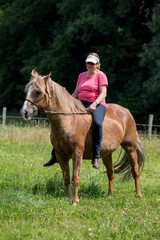 Obraz premium Pferd mit Reiterin/Besitzerin