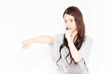 パンチで戦うジェスチャーをするカジュアルな服を着ている女性