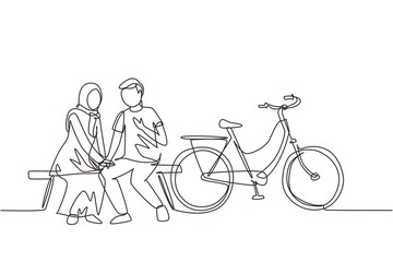 Obraz premium Continuous one line drawing romantic Arabian couple chatting while sitting on bench. Romantic teenage couple ride bike. Young man and woman in love. Single line draw design vector graphic illustration