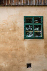 ルーマニア　トランシルヴァニア地方のシギショアラの歴史地区のカラフルな家の窓