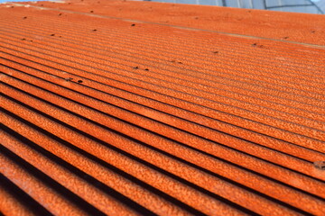 赤く錆びた波トタン