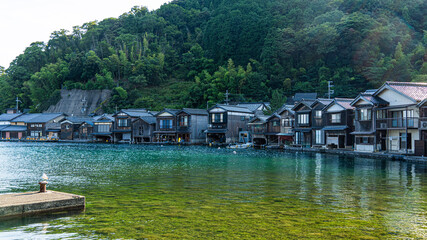 Fototapeta na wymiar fishing village on the lake