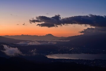 朝焼けに染まる富士山と諏訪湖のコラボ情景＠高ボッチ高原、長野