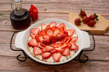 Delicioso mostach{on hecho en casa decorado con fresas.