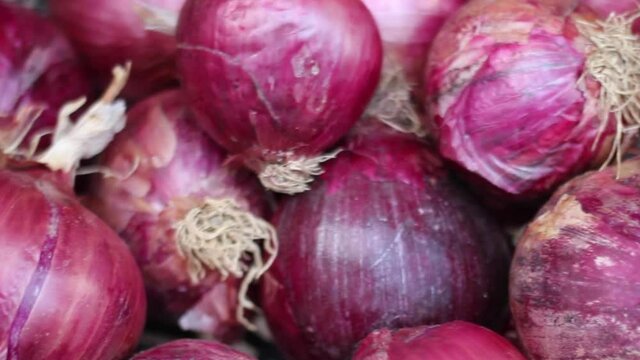 Fresh red onions on a market with a nice move

