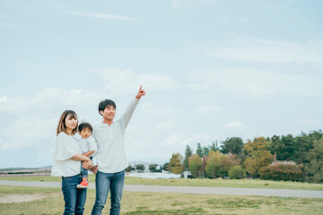 空と家族・ファミリー・赤ちゃん（指差す）
