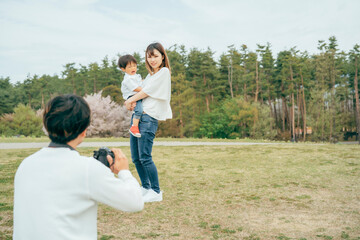 一眼レフで写真を撮るパパと家族（嫌い・泣く）
