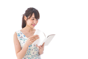 読書をする若い女性