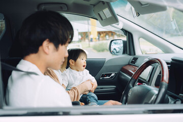 ドライブ・車に乗る家族（笑顔）
