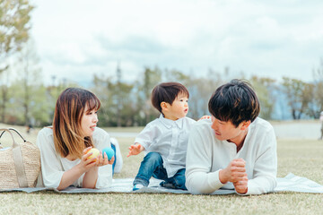 公園でボール遊びをする親子
