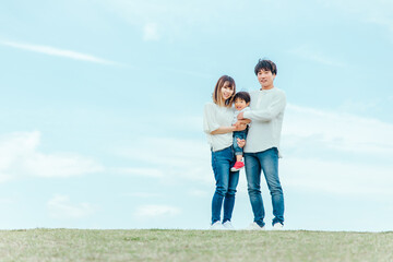 空と家族・ファミリー・赤ちゃん（カメラ目線）
