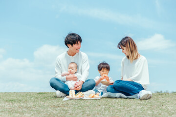 ピクニックをする家族・ファミリー（4人）
