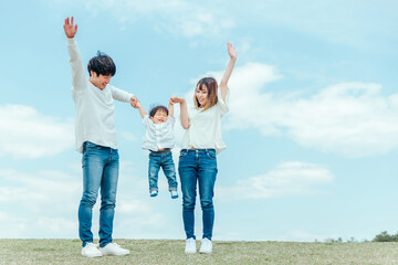 空と家族・ファミリー・赤ちゃん（バンザイ・ジャンプ）
