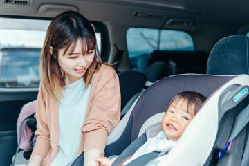 ベビーシートに座る男の子とママ
