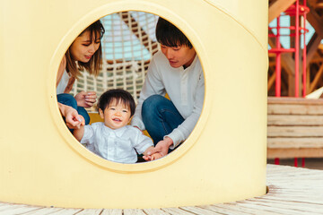 遊具で遊ぶ子供と両親
