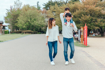 Fototapeta premium 公園を歩く家族・ファミリー 