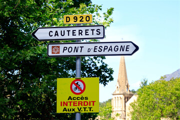 Panneau de signalisation d'entr&eacute;e dans la ville de Cauterets Hautes Pyr&eacute;n&eacute;es