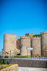 Fototapeta na wymiar Vista panorámica de la histórica ciudad de Ávila desde el Mirador de Cuatro Postes, España, con sus famosas murallas medievales. Patrimonio Mundial de la UNESCO.
