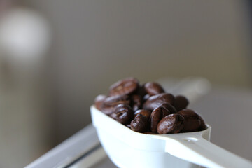 豆を挽いてドリップするコーヒー