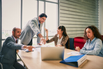 Obraz premium Businesspeople team conference with other team on laptop in meeting room office
