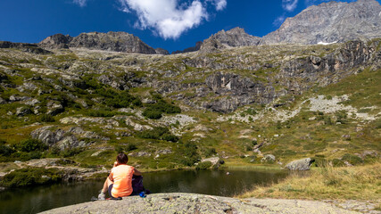 Halte d'un randonneur au lac du Lauzon dans les Alpes,  stop for a hiker at Lac du Lauzon in the Alps