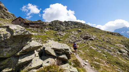 Fototapeta na wymiar hiking in the mountains and arrival to the refuge, arrivée au refuge du Pigeonnier, 2423m