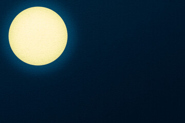 紙で作った月のイメージ