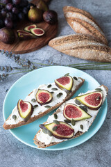 Fresh toast with cream cheese, figs and pumpkin seeds