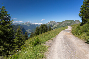 Chemin au-dessus des Lindarets, vallée,lac, montagne