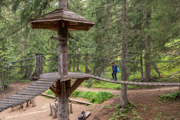 Enfant qui joue dans les cabanes dans les arbres
