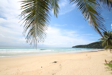 Fototapeta na wymiar sea ​​view karon beach Phuket Province on a hot day, crystal clear waters, white sandy beaches.