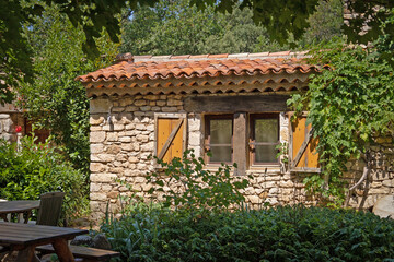 Fototapeta na wymiar petite maison provençale en pierre