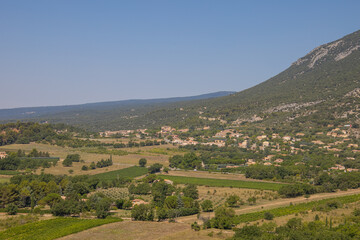 Fototapeta na wymiar vue d'une vallée dans la région du Vaucluse