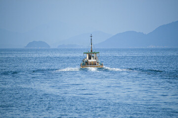 瀬戸内海に漁に向かう小型漁船